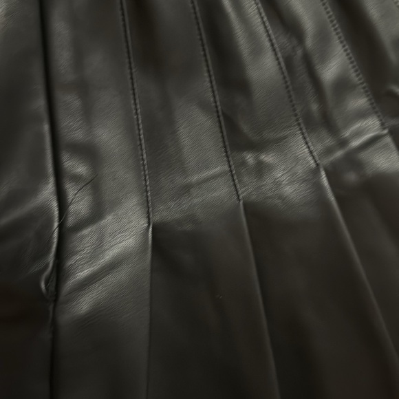 ABERCROMBIE AND FITCH VEGAN LEATHER HIGH RISE PLEATED MINI SKIRT (Faulty) - Picture 4 of 12